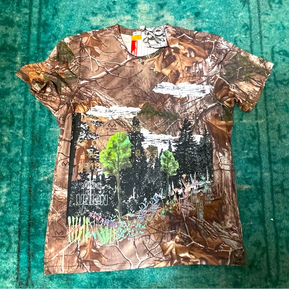 Advisory Board Crystals X Union Los Angeles Realtree Camo Graphic Tee SZ Medium